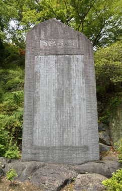 Parka yerleştirilmiş eski bir anıt taşı