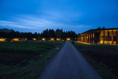 Akşamları yeşil çimenli modern kır evleri.