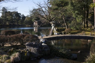 Doğanın arka planında güzel göleti olan ünlü Japon tapınağı.