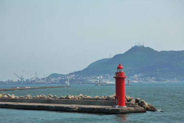 Deniz kıyısındaki kırmızı fener manzarası 