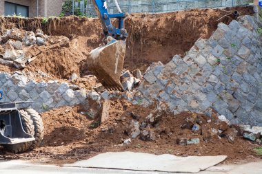 İnşaat alanında çalışan kazıcı görüntüsü.