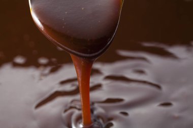 Çikolata sosu dökülüyor, yakın plan.