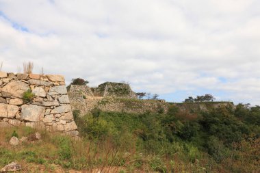 Terk edilmiş eski bir kalenin kalıntıları.