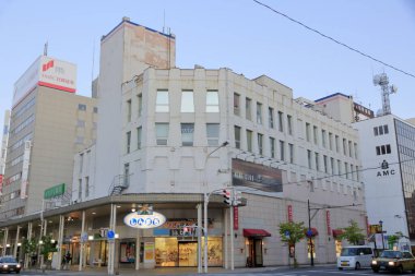 Japonya 'da binaların ve yolların olduğu sokak fotoğrafı 