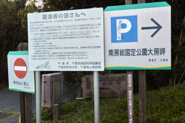 Şehirdeki sokak tabelasının manzarası