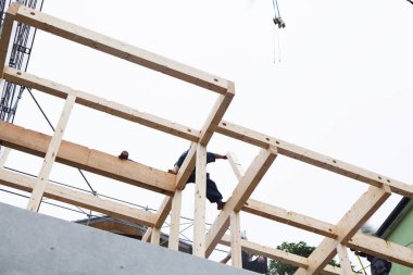 Yeni ev yapım aşamasında. Tahta kirişlerle inşa ediliyor 