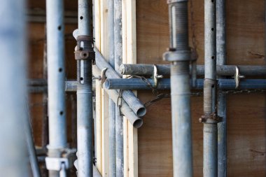 İnşaat alanındaki iskele, çelik malzemeler.