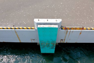 Deniz trafik iskelesi çamurluğu. Rıhtımlara, rıhtımlara ve rıhtımlara demirleme sırasında gemilerin ve teknelerin etkisini emmek için koruyucu cihaz yerleştirildi.