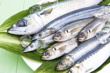 Pazardaki ahşap arka planda taze deniz ürünleri