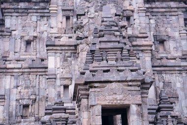 Endonezya 'nın güneyindeki Yogyakarta Özel Bölgesi' ndeki Prambanan Hindu tapınağı yerleşkesi, Trimurti 'ye adanmış, Tanrı' nın Yaratıcı (Brahma), Koruyucu (Vishnu) ve Yok Edici (Shiva) ifadesine adanmıştır.)