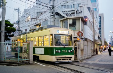 Yeşil şehir tramvayının yanından geçen bir sokak.