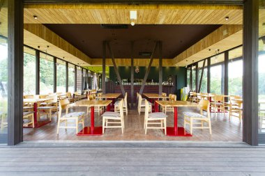 İçi boş ahşap restoran.