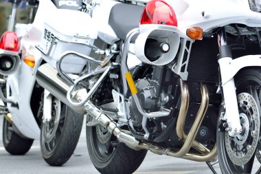 Japonya 'da şehir caddesinde motosikletler park ediliyor. 