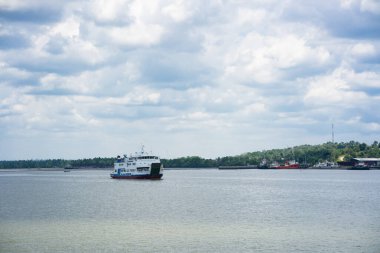 Yolcu gemisi doğada denizdeki limanda.