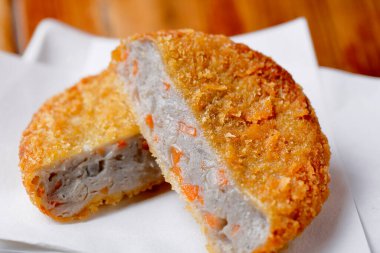 Dilimlenmiş et pirzolasıyla beyaz tabak yakın plan. 