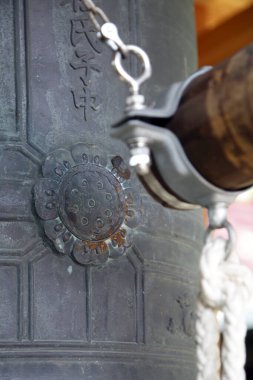 Lotus patronu ve zinciri olan Bronz Tapınak Çanı 'nın yakın çekimi.