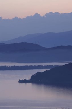Göl ve dağların üzerinde güzel gün batımı 