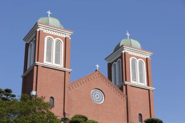 Güzel kilise ve mavi gökyüzü arka planı