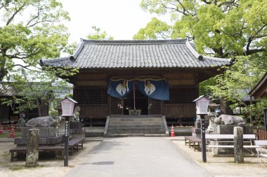 Japonya 'daki güzel, eski tapınak doğa geçmişi üzerine.