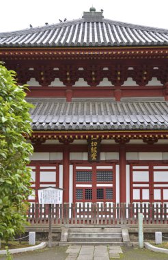 Güzel antik Japon tapınağının manzaralı görüntüsü.