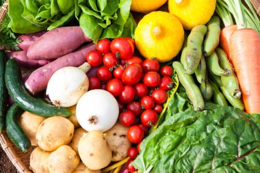 Tahta kutuda taze sebzeler.