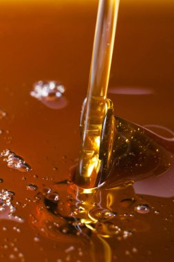 Bal dökme manzarasını kapat. Makro fotoğrafçılık