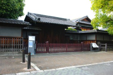 Güzel antik Japon tapınağının manzaralı görüntüsü.