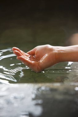 Japonya 'da kaplıcalarda dinlenen Asyalı kadın.