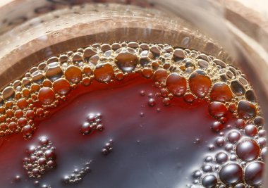 Arka planda köpüklü kahve, kapat.