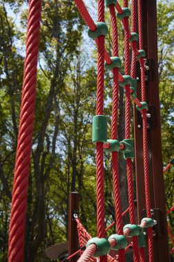 Yazın parkta kırmızı hamak, doğa.