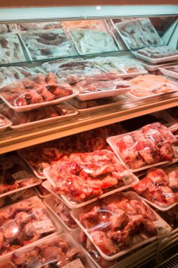 Tepsilerde gösterilen çiğ et kesimlerinin çeşitliliği