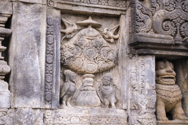 Endonezya 'nın güneyindeki Yogyakarta Özel Bölgesi' nde yer alan Prambanan Hindu Tapınağı 'nın duvarına, Trimurti' ye adanmış taş oyma, Tanrı 'nın Yaratıcı (Brahma), Koruyucu (Vishnu) ve Yok Edici (Shiva) olarak adanmıştır.)