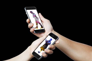 Modern akıllı telefon aygıtı kullanan kişinin yakın görüntüsü