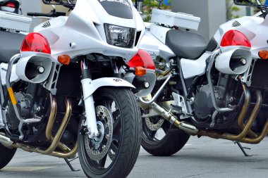 Japonya 'da şehir caddesinde polis motosikletleri park ediyor. 