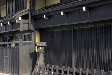 Japon köyündeki eski evlerin gündüz manzarası