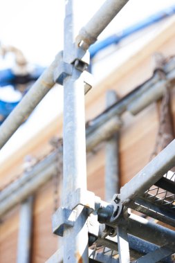 İnşaat alanındaki iskele, çelik malzemeler.