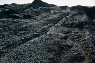 Güneşli bir akşamda taş ve çakıl taşlarıyla güzel deniz kıyıları