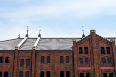 Eski kırmızı tuğlalı bina dış görünüşü. 