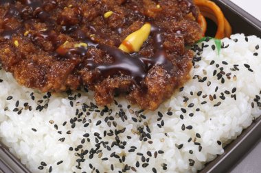 Beyaz arka planda etli ve sebzeli pirinç, yakın plan.