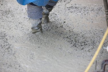 İnşaat alanında beton döşeme işçisi