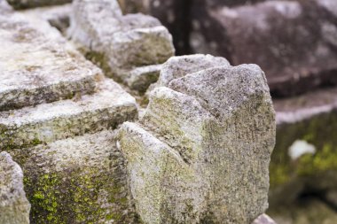 Eski taşların, eski tapınağın duvarlarının yıkıntıları 