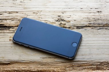 cep telefonu ahşap masada.