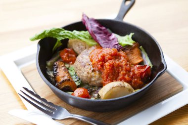 Ahşap arka planda ızgara et ve sebze.