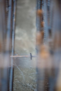 İnşaat alanında çelik takviyesi kullanılıyor. 