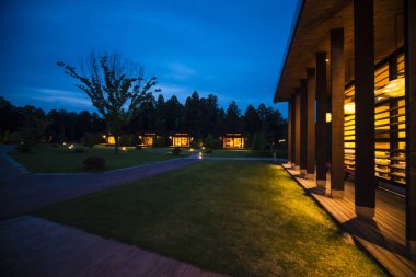 Akşamları yeşil çimenli, modern kır evi.