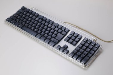 Beyaz arkaplanda bilgisayar klavyesi, yakın plan   