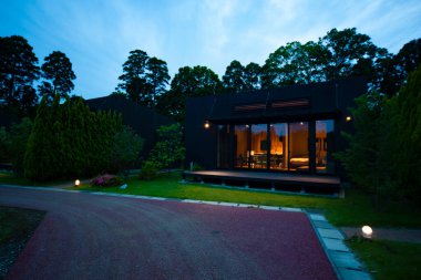 Akşamları yeşil çimenli, modern kır evi.