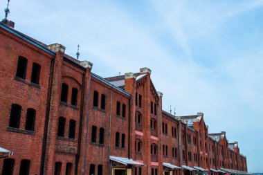 Eski kırmızı tuğlalı bina dış görünüşü. 