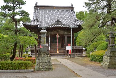 Güzel antik Japon tapınağının manzaralı görüntüsü.