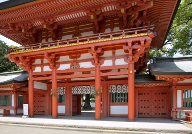 Güzel antik Japon tapınağının manzaralı görüntüsü.